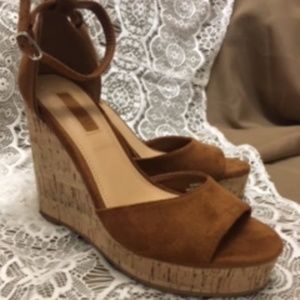 PLATFORM CARMEL SUEDE SANDALS FOREVER 21, SIZE 6